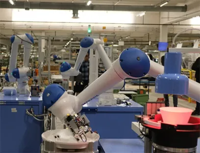 Bei dem schwedischen Leuchtenhersteller Fagerhult Belysning übernehmen drei Cobots komplexe Montageschritte, Bild: Yaskawa Bei dem schwedischen Leuchtenhersteller Fagerhult Belysning übernehmen drei Cobots komplexe Montageschritte.