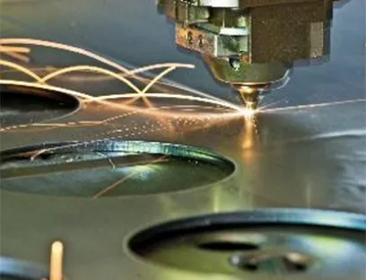 Durch ein Retrofit lässt sich die Steuerung in bestehenden Maschinen und Anlagen zukunftssicher weiternutzen, Bild: iStock/ Yaskawa Retrofit Steuerung