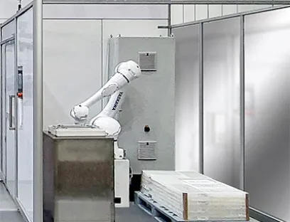 Goldfuß Engineering hat für die Automatisierung von Vials verpackt in Akylux-Boxen einen speziellen Greifer mit Motoman-Robotern von Yaskawa kombiniert, Bild: Yaskawa Yaskawa Roboter beim Handling von Vials