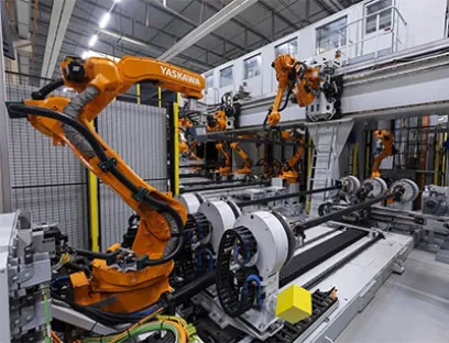 18 Motoman-Roboter arbeiten in der neuen vollautomatischen Schweißanlage für Gerüstteile bei Peri „Hand in Hand“, Bild: Yaskawa 18 Motoman-Roboter arbeiten in der neuen vollautomatischen Schweißanlage für Gerüstteile bei Peri „Hand in Hand"