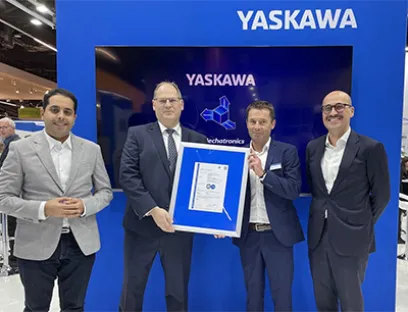 Zertifikatsübergabe auf der Fachmesse SPS in Nürnberg, v.l.n.r.: Wassef Othmani, Tüv Süd, Ludger Kuttenkeuler und Rainer Habermann von Yaskawa, Marcello Walz, Tüv Süd, Bild: Yaskawa Europe Tüv Süd zertifiziert Yaskawa nach IEC 62443-4-1