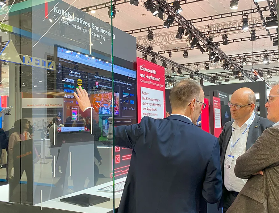 Aussteller zeigen auf der Hannover Messe, wie KI, Automatisierung, Digitalisierung und Elektrifizierung für Effizienzsprünge in der Industrie sorgen, Bilder: EAD-portal.de / Susanne Woggon Aussteller zeigen auf der Hannover Messe, wie KI, Automatisierung, Digitalisierung und Elektrifizierung für Effizienzsprünge in der Industrie sorgen