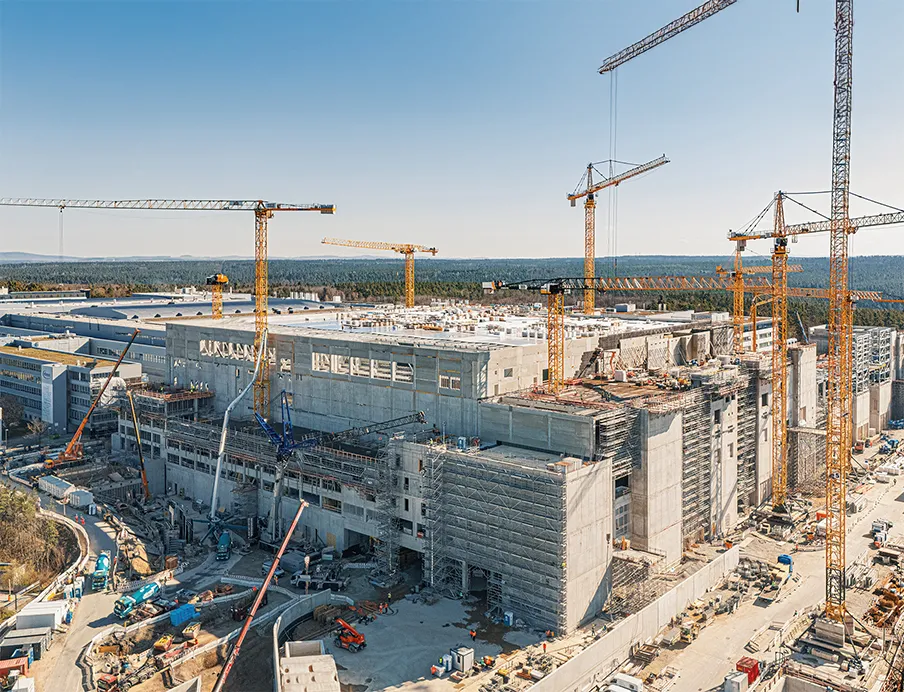 Der Rohbau der Smart Power Fab in Dresden ist mittlerweile nahezu abgeschlossen. Die Produktion soll 2026 starten, Bild: Infineon Der Rohbau der Smart Power Fab in Dresden von Infineon ist mittlerweile nahezu abgeschlossen. Die Produktion soll 2026 starten