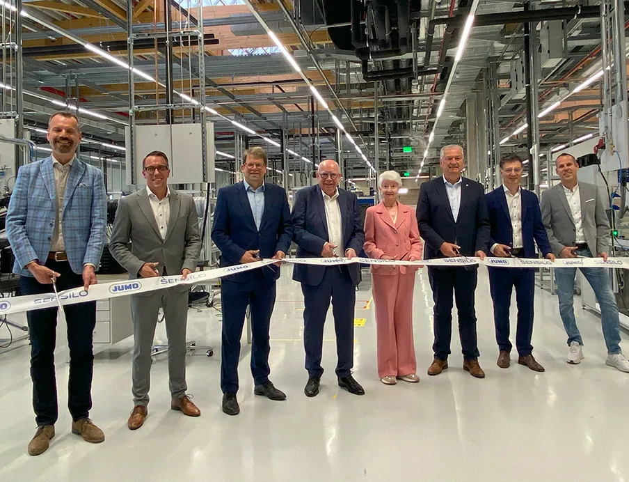 v.l.n.r.: Projektleiter Stefan Reith, Jumo-Geschäftsführer Dr. Steffen Hoßfeld, Fuldas Oberbürgermeister Dr. Heiko Wingenfeld, Gesellschafter Bernhard Juchheim, Brigitte Juchheim, Landrat Bernd Woide, Jumo-Geschäftsführer Dimitrios Charisiadis und Stefan Steinbeck, Werksleiter Sensilo bei der feierliche Eröffnung des neuen Sensilo Werkes von Jumo in Fulda, , Bild: EAD-portal.de / Susanne Woggon Feierliche Eröffnung des Sensilo Werkes von Jumo in Fulda