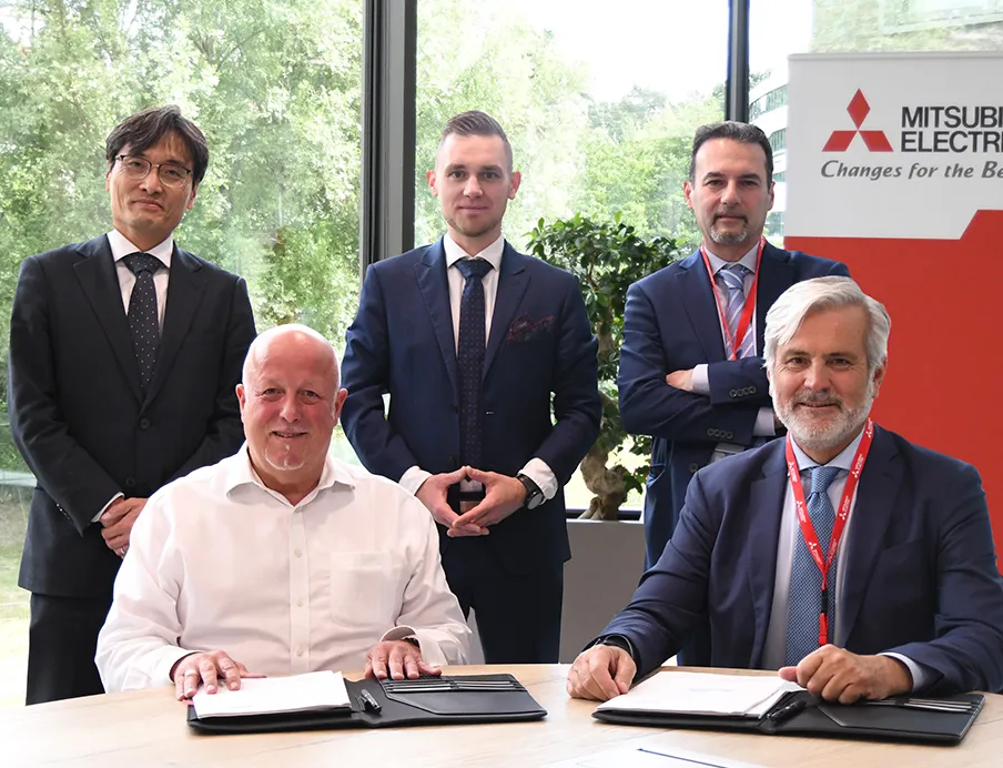 Mitsubishi Electric und Tramec verkünden strategische Partnerschaft für industrielle Antriebslösungen. V.l.n.r.: Masaki Kawazoe, Hartmut Puetz, Wojciech Bracha (alle Mitsubishi Electric), Gianfranco Lanzo, Michele Gavino (alle Tramec)