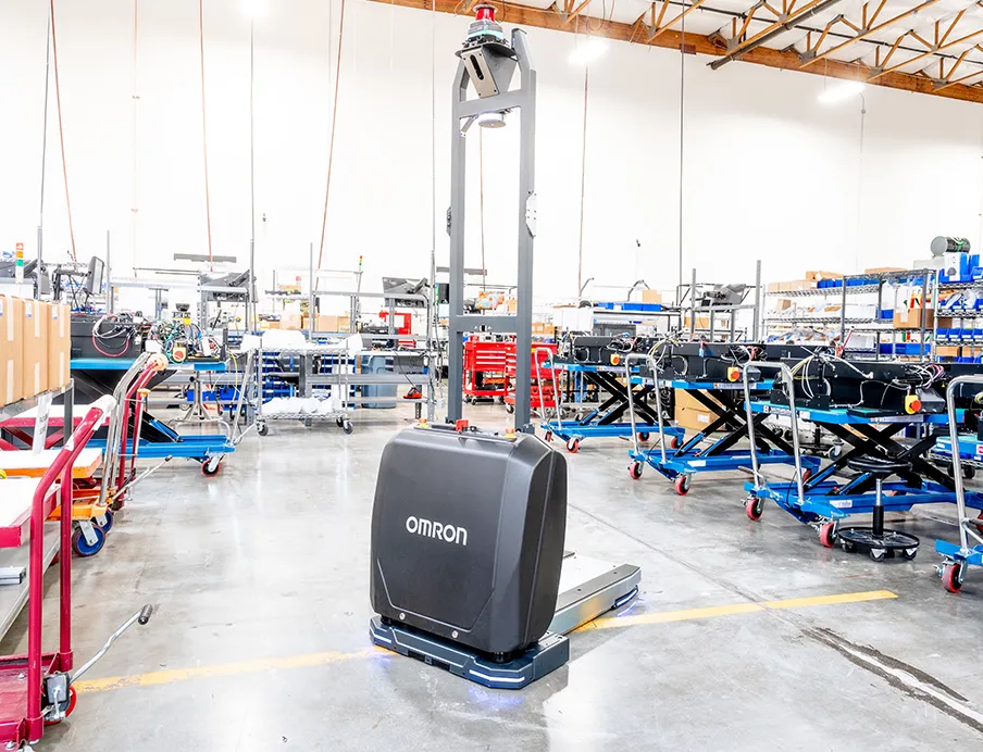 Der neue autonome mobile Roboter (AMR) von Omron ermöglicht mit der integrierten Hebefunktion den zuverlässigen, flexiblen Transport von Trollies und Racks