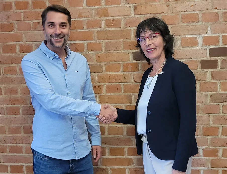 Thomas Hilz (links), Geschäftsführer der Softing Industrial, mit Petra Hönle, bisherige Geschäftsführerin von Delta Logic. Gemeinsam mit Thomas Rummel (nicht auf dem Bild), übernimmt er die Geschäftsleitung der Delta Logic, Bild: Softing Industrial Thomas Hilz (links), Geschäftsführer der Softing Industrial, mit Petra Hönle, bisherige Geschäftsführerin von Delta Logic