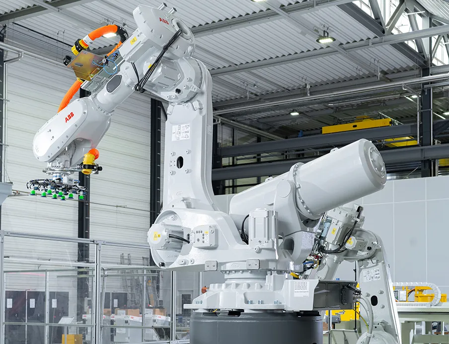 Der Konsolroboter „IRB 6750S" ist darauf ausgelegt, eine höhere Roboterdichte in Produktionslinien zu ermöglichen, Bild: ABB Der Konsolroboter „IRB 6750S" ist darauf ausgelegt, eine höhere Roboterdichte in Produktionslinien zu ermöglichen