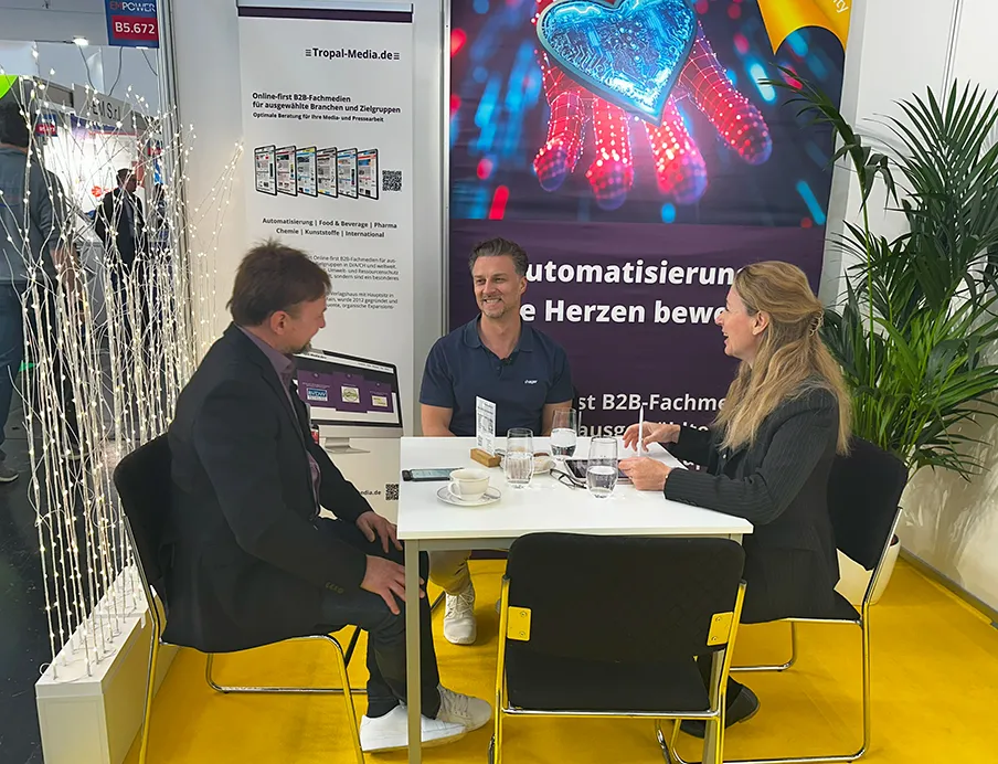 Verlagsleiter Ronny Schumann, Mark Zimpfer von Hager und Chefredakteurin Susanne Woggon im Austausch auf der „The smarter E Europe 2025“