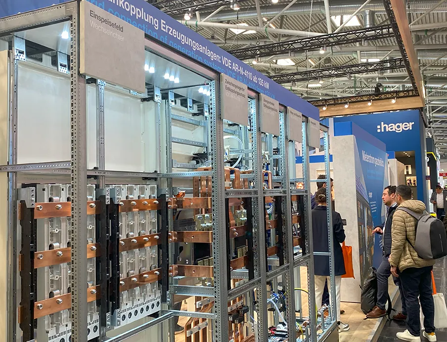 Hager hat auf der „The smarter E Europe 2025“ Lösungen nach VDE-AR-N 4110 für die Einspeisung von dezentralen Energieanlagen ins Netz gezeigt