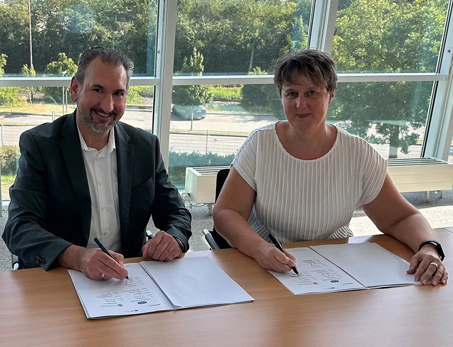 Tobias Popp, CCO R. Stahl und Britta Waligora, Vorstandsmitglied Conplement unterzeichnen die strategische Partnerschaft, der Beginn einer gemeinsamen Digital Twin Vision, Bild: R. Stahl Tobias Popp, CCO R. Stahl und Britta Waligora, Vorstandsmitglied Conplement unterzeichnen die strategische Partnerschaft, der Beginn einer gemeinsamen Digital Twin Vision
