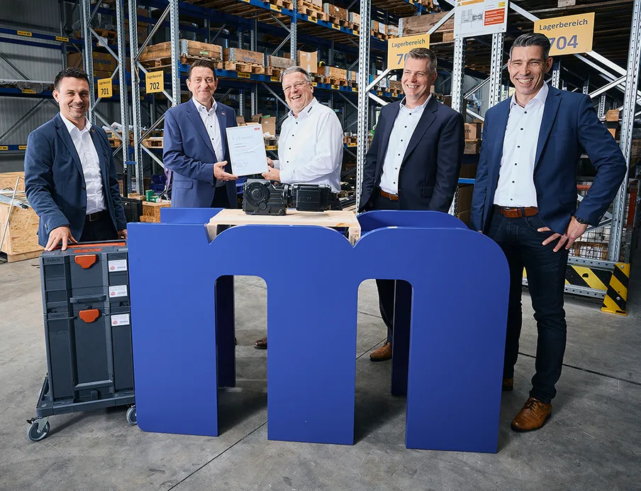 Patrik Menges (2. v. l.), Vertriebsleiter von SEW-Eurodrive Deutschland, übergibt den dreimillionsten IE3-Motor in Deutschland an die Masa in Andernach, Bild: SEW-Eurodrive Patrik Menges (2. v. l.), Vertriebsleiter von SEW-Eurodrive Deutschland, übergibt den dreimillionsten IE3-Motor in Deutschland an die Masa in Andernach