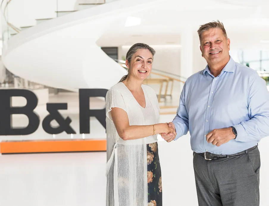 Susana Gonzalez, Chief Sales Officer von ABB Machine Automation (B&R), und Pete Malpas, President EMEA bei RS, feiern den Start einer strategischen Partnerschaft, die den Zugang zu fortschrittlicher Automatisierungstechnik für Kunden in ganz Europa vereinfachen soll, Bild: B&R / Thomas Oberascher Susana Gonzalez, Chief Sales Officer von ABB Machine Automation (B&R), und Pete Malpas, President EMEA bei RS, feiern den Start einer strategischen Partnerschaft, die den Zugang zu fortschrittlicher Automatisierungskomponenten für Kunden in ganz Europa vereinfachen soll
