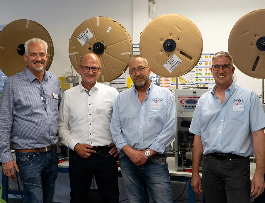 Zusammen feiern die Elko Gründer und zukünftigen Geschäftsführer die neue Produktion (v.l.n.r.): Christian Stremlau, Geschäftsführer Elko & Prokurist und Leiter Readycable/Readychain bei Igus, Ralf Bierod, Geschäftsführer Elko, Harwig Nuß und Markus Grözinger, Gründer von Elko, Bild: Igus Zusammen feiern die Elko Gründer und zukünftigen Geschäftsführer die neue Produktion (v.l.n.r.): Christian Stremlau, Geschäftsführer Elko & Prokurist und Leiter Readycable/Readychain bei Igus, Ralf Bierod, Geschäftsführer Elko, Harwig Nuß und Markus Grözinger, Gründer von Elko