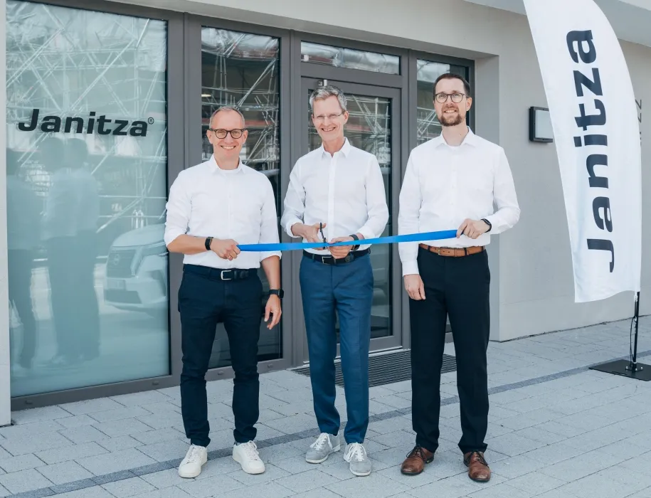 Eröffnung der Betriebsstätte Appenweier (v.l.n.r.): CEO Axel Hessenkämper, Inhaber Markus Janitza und Bereichsleiter für das Produktmanagement Thomas Hilbig, Bild: Janitza Eröffnung der Betriebsstätte Appenweier (v.l.n.r.): CEO Axel Hessenkämper, Inhaber Markus Janitza und Bereichsleiter für das Produktmanagement Thomas Hilbig