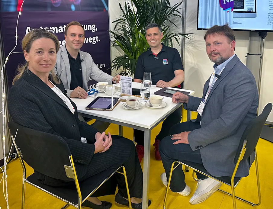Exklusiver Highlight-Talk mit Tobias Bangert (2.v.l.) von Janitza und Raphael Görner (3.v.l.) von Rittal über Energiemanagement und vernetzte Energielösungen von morgen mit Chefredakteurin Susanne Woggon und Ronny Schumann von Tropal Media