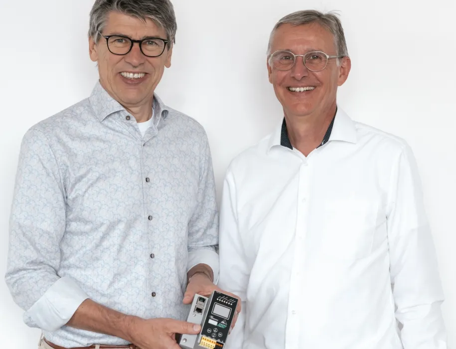 Bernhard Wiedemann (links) freut sich gemeinsam mit Jochen Bihl über ein besonderes Abschiedsgeschenk: einen eigens gefertigten ASi Master als Symbol ihrer langjährigen Erfolgsgeschichte, Bild: Bihl+Wiedemann Bernhard Wiedemann (links) freut sich gemeinsam mit Jochen Bihl über ein besonderes Abschiedsgeschenk: einen eigens gefertigten ASi Master als Symbol ihrer langjährigen Erfolgsgeschichte