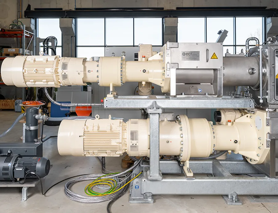 Am Keramikextruder von ECT-Kema für Hochvolt-Isolatoren kommen zwei Antriebe von SEW-Eurodrive mit 75 bzw. 45 Kilowatt zum Einsatz, Bild: ECT-Kema Am Keramikextruder von ECT-Kema für Hochvolt-Isolatoren kommen zwei Antriebe von SEW-Eurodrive mit 75 bzw. 45 Kilowatt zum Einsatz. Durch die kompakteren Planetengetriebe entfallen die bisherigen Verteilergetriebe für den Einräumer