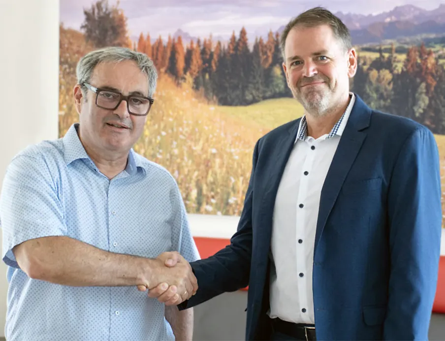 Dr. Herbert Hufnagl, Senior Vice President Industrial, „TTTECH" (li.) und Hilmar Panzer, CTO, Codesys Group freuen sich über die vertiefte Zusammenarbeit zwischen den beiden Unternehmen