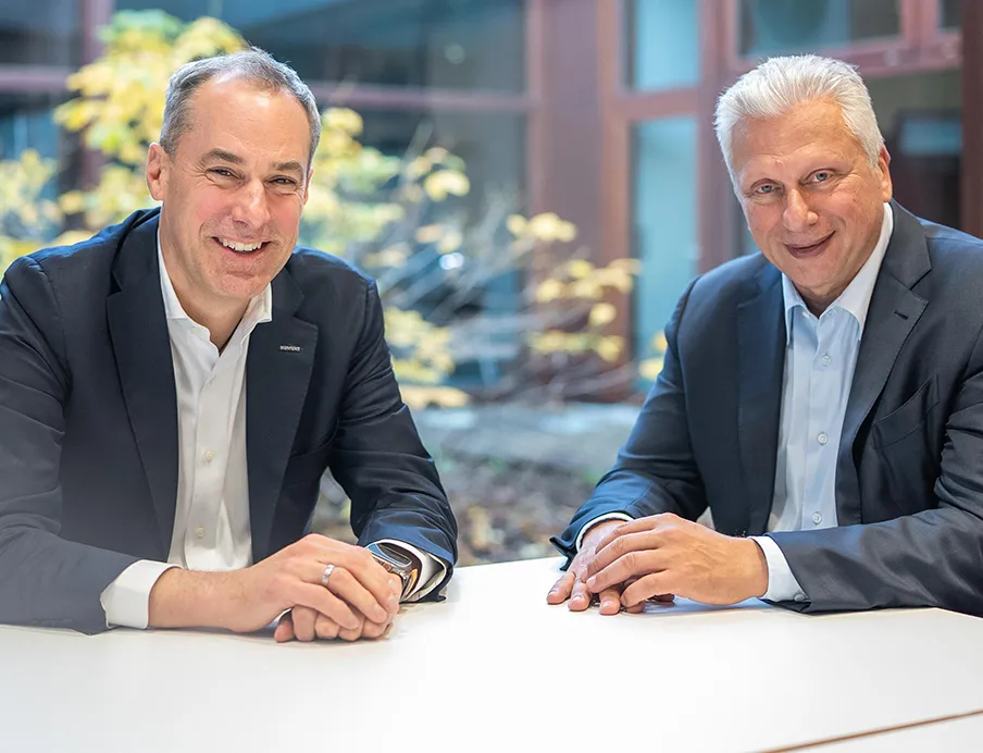 Siemens und Capgemini vertiefen Zusammenarbeit: v.l.n.r.: Cedrik Neike, CEO von Digital Industries und Mitglied des Siemens Vorstands und Aiman Ezzat, CEO der Capgemini Group