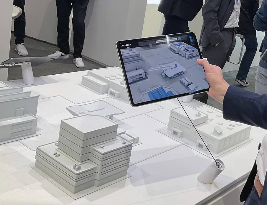 Produktionsanlagen mit digitalen Zwillingen und mittels Augmented Reality abbilden