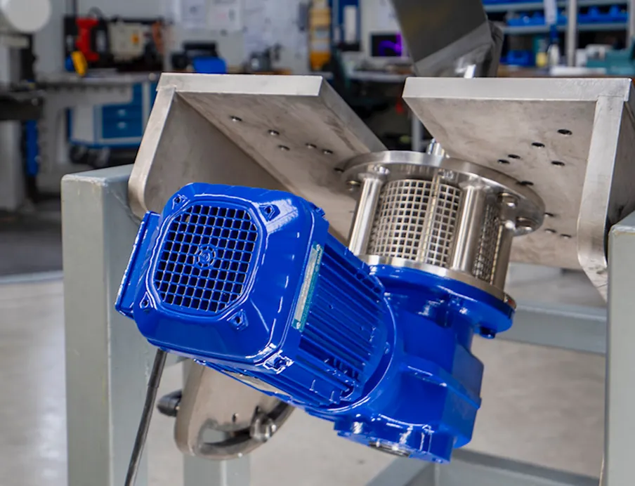 Einfachere Auswahl der Getriebemotoren für Rührwerke durch Online-Support: Ein Getriebemotor „KA..DRN..“ für ein Rührwerk zum Bodeneinbau. Oberhalb des Getriebes ist ein Edelstahl-Dichtflansch zur Aufnahme der Gleitringdichtung und damit Abdichtung der Rührwelle angeschlossen. Direkt über dem so genannten Dichtflansch befindet sich der Tank mit dem Rührmedium