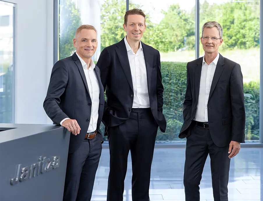 Die Janitza-Geschäftsführung stellt den neuen strategischen Rahmen bis 2030. v.l.n.r.: CEO Alexander Veidt, CSO Michael Kadziela, Inhaber und Geschäftsführer Markus Janitza