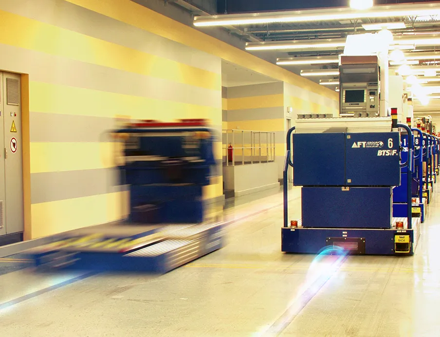 Flexibles Szenario für fahrerlose Transportsysteme, im Bild ein FTS bei Siemens Nixdorf in Paderborn