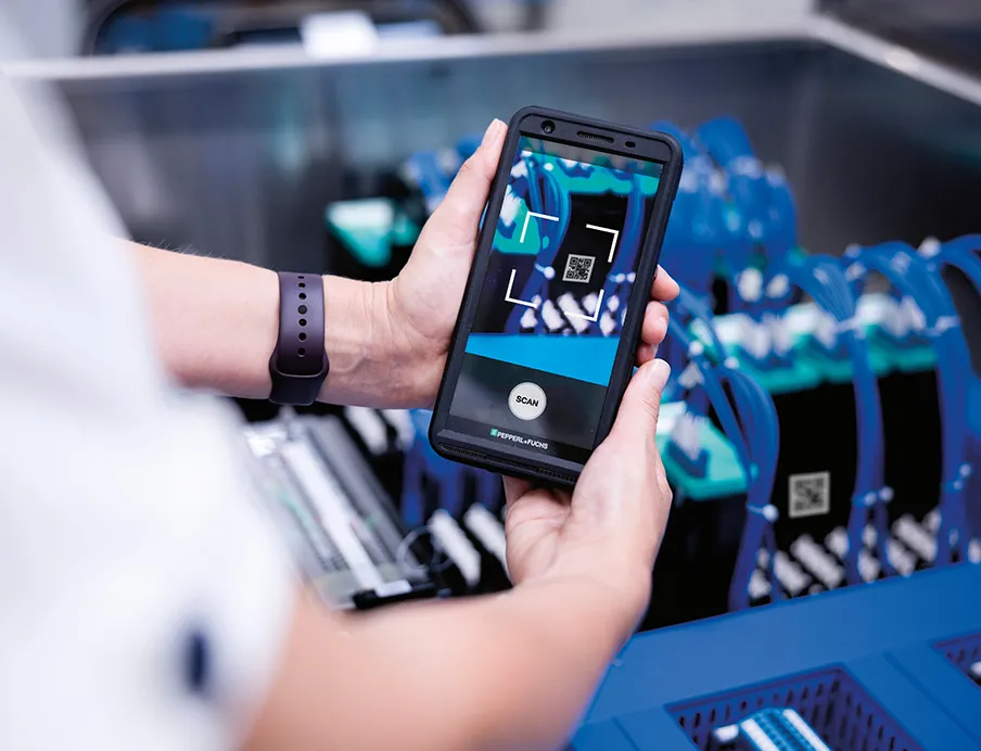 Digitaler Zwilling: Produkt von Pepperl+Fuchs mit Verknüpfung zur Verwaltungsschale mittels QR-Code