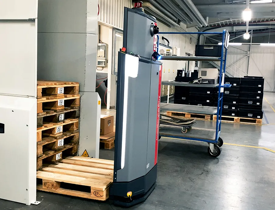 Nach generiertem Fahrauftrag holt das FTS die Palette am Lagerplatz ab