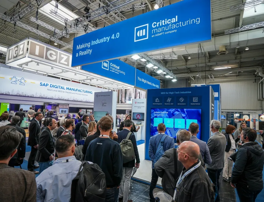 Live-Demonstrationen am Messestand erwecken die Vision durch eine vernetzte Erfahrung zum Leben. Besucher sehen, wie MES die Fertigung koordiniert.