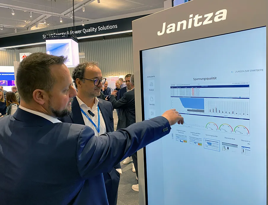 Adrian Hertstein demonstriert die Netzvisualisierungssoftware Gridvis 