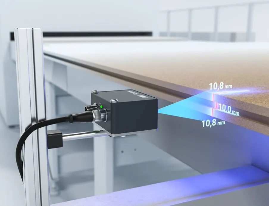 Die smarten Baumer Profilsensoren können eine effiziente Überprüfung der Maßhaltigkeit von Nut und/oder Feder bei Bodenplatten vornehmen.