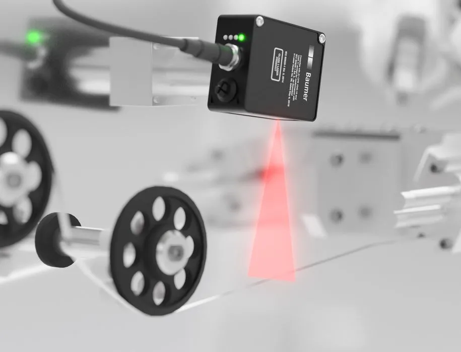 Auch reflektierende Oberflächen, wie hier bei der Bahnkantenkontrolle einer Metallfolie, beeinträchtigen die zuverlässige Performance der smarten 2D-Profilsensoren von Baumer nicht.