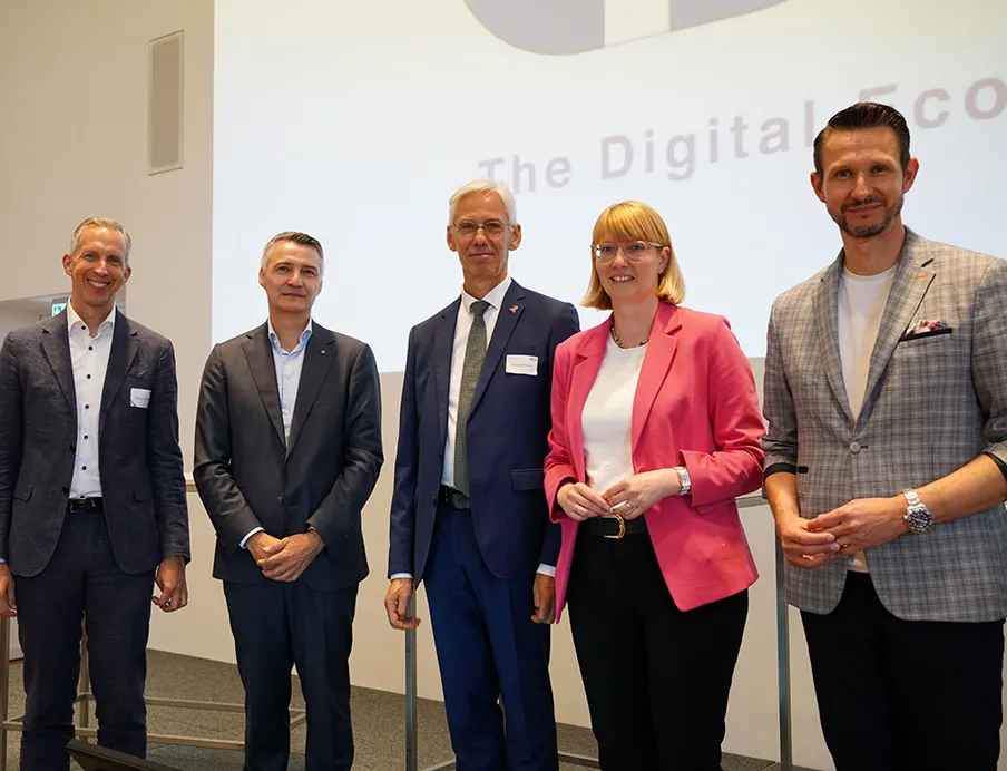 Factory-X - Panelteilnehmer zum Thema: „Industrie im Wandel - ohne Daten-Ökosysteme keine (KI-) Zukunft?“ v.l.n.r.: Rainer Brehm (Siemens), Dr. Stephan Mayer (Trumpf), Prof.Dr. Dipl-Ing Berend Denkena (DMG Mori) Dr. Beate Baron (BMWE), Hagen Heubach (SAP)