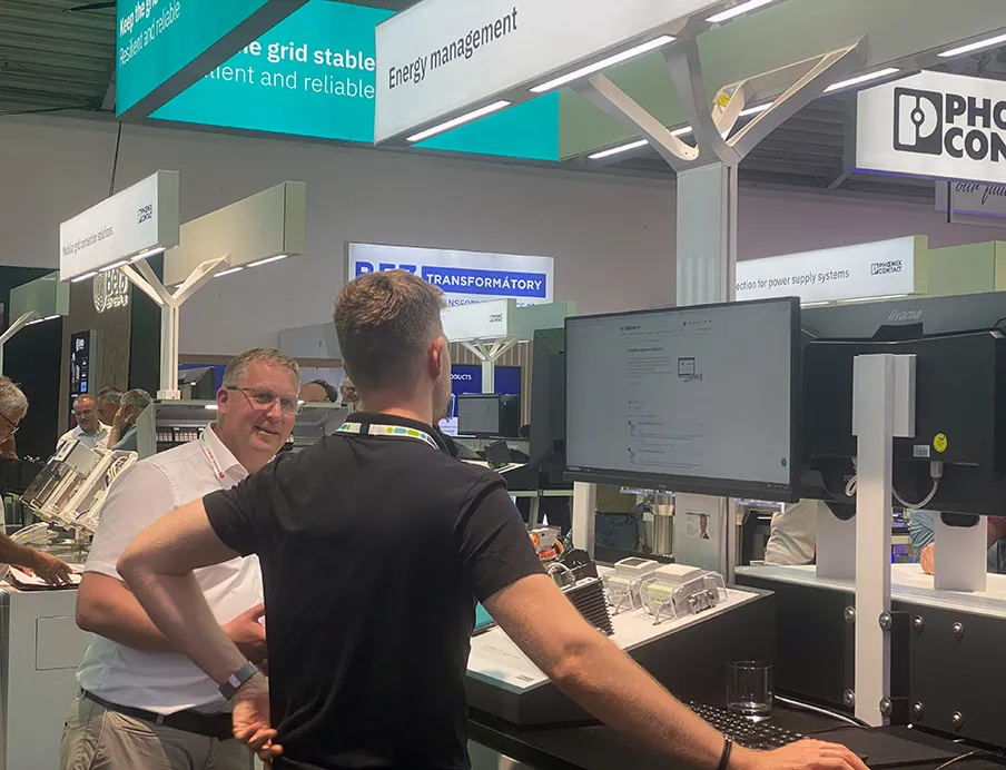 Austausch über Energiemanagement-Lösungen am Stand von Phoenix Contact