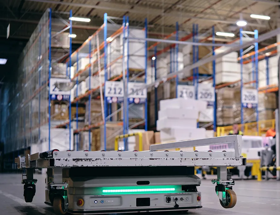 In der TV-Produktion von TPV Displays Polska sorgen autonome mobile Roboter von Kuka für einen kontinuierlichen, automatisierten Materialfluss. Die mobilen Roboter bewegen Bauteile eigenständig durch die Produktion und optimieren Routen sowie Abläufe in Echtzeit