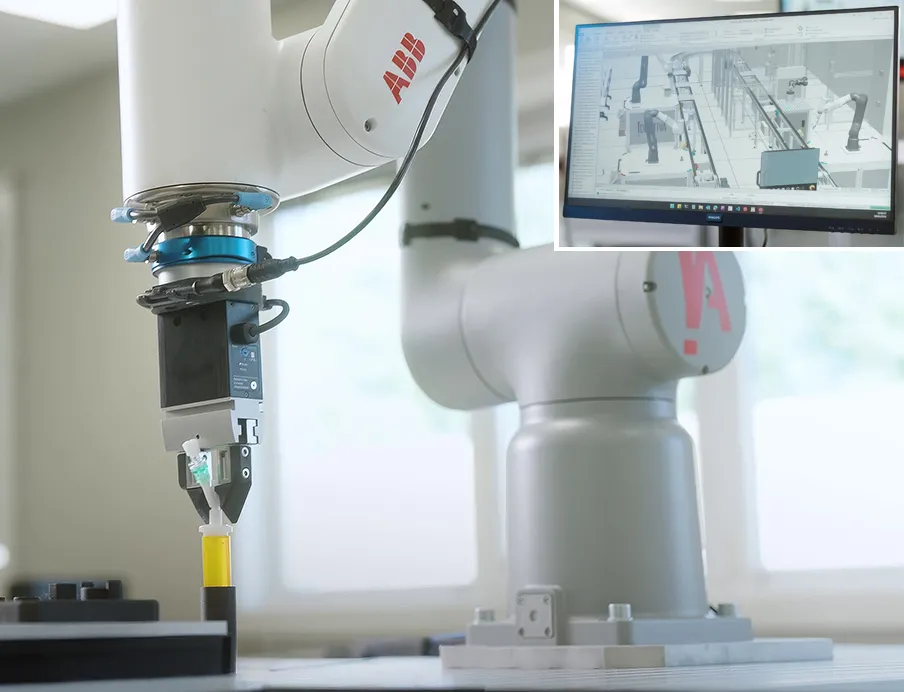 Der Automatisierungsspezialist Ide-Ativa entwickelt eine robotergestützte Fertigungslösung für Komponenten von Onkologie-Infusionssets, um eine lückenlose Rückverfolgbarkeit sicherzustellen. Die gesamte Fertigungslinie ist als digital twin nachgebildet (rechts oben) und validierte den Prozess bereits vor der Inbetriebnahme