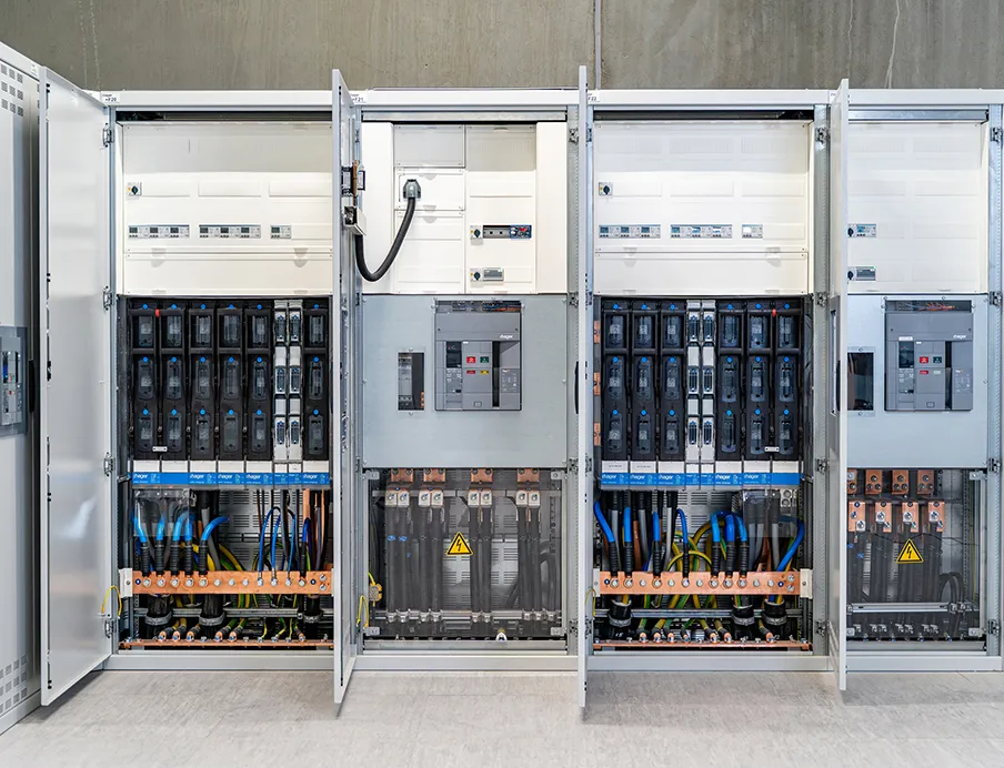 Im neuen Logistikzentrum von  bei Group7 sorgt die Energieverteilung für eine durchgängige Anlagenverfügbarkeit durch intelligente Schalt- und Schutzgeräte