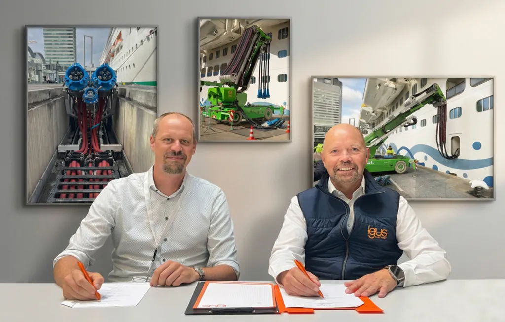 Jan Krott (li.) und Michael Blass (re.) bei der Vertragsunterzeichnung zur Übernahme der Krott Electronic GmbH durch igus. Durch die Bündelung der Kompetenzen soll das Angebot an individuellen Systemlösungen weiter ausgebaut werden