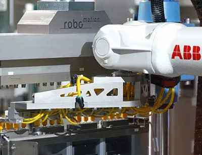 Durch den Einsatz der ABB-Roboter und die Zusammenführung von Spritzgussproduktion und Montage konnte Medmex die Verfügbarkeit und Produktivität deutlich steigern, Bild: ABB Durch den Einsatz der ABB-Roboter und die Zusammenführung von Spritzgussproduktion und Montage konnte Medmex die Verfügbarkeit und Produktivität deutlich steigern