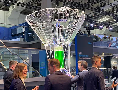 Technologietrends auf der Hannover Messe erleben: Festo hat einen hocheffizienten Bioreaktor entwickelt, in dem Algen als Biomasse automatisiert kultiviert werden, Bild: EAD-portal.de / Susanne Woggon Festo Stand auf der Hannover Messe 2022