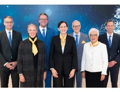 Familie Harting und der Vorstand der Harting Technologiegruppe freuen sich über das, trotz schwieriger Umstände, starke Umsatzwachstum, Bild: Harting Familie Harting und der Vorstand der Harting Technologiegruppe freuen sich über das, trotz schwieriger Umstände, starke Umsatzwachstum