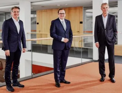 Ifm in Essen (v.l.n.r.): Der geschäftsführende Gesellschafter von Kölbl Kruse, Dr. Marcus Kruse, Thomas Kufen, Oberbürgermeister der Stadt Essen und Michael Marhofer, Vorstandsvorsitzender der Ifm-Unternehmensgruppe, Bild: Ifm Ifm baut neue Unternehmenszentrale in Essen