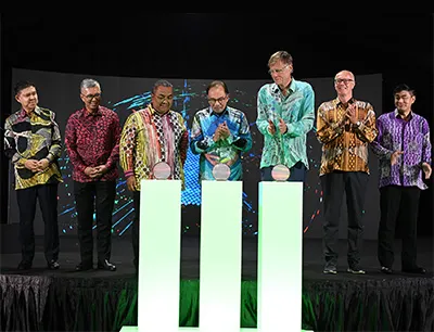 Vorstandsvorsitzender Jochen Hanebeck (3.v.r.) bei der Einweihung der Fabrik in Malaysia, Bild: Infineon Einweihung der Infineon-Fabrik in Malaysia