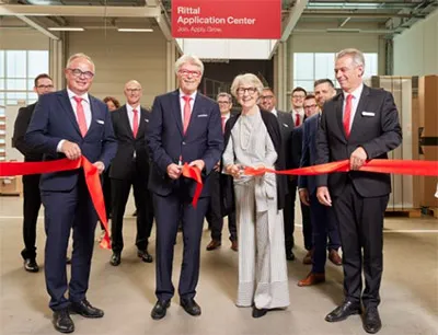 Am 21. September wurde das Rittal Application Center in Gera geöffnet. Prof. Friedhelm Loh, Inhaber der Friedhelm Loh Group, seine Frau Debora Loh (beide Mitte) und die Rittal Geschäftsführung teilen feierlich das rote Band, Bild: Rittal Am 21. September wurde das Rittal Application Center in Gera geöffnet. Prof. Friedhelm Loh, Inhaber der Friedhelm Loh Group, seine Frau Debora Loh (beide Mitte) und die Rittal Geschäftsführung teilen feierlich das rote Band