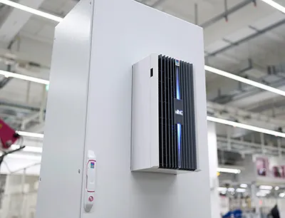 Die sparsamen Kühlgeräte haben ein neues Design mit einem integrierten farbigen LED-Lichtleiter für Statusmeldungen erhalten, Bild: Rittal Design und Funktion: Die Kühlgeräte haben auch ein neues Design erhalten. Auffälligstes Gestaltungsmerkmal ist ein integrierter farbiger LED-Lichtleiter für Statusmeldungen.