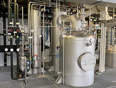 Mit der Umlauf-Flashverdampferanlage werden pflanzliche Extrakte eingedampft. Das vorhandene Automatisierungssystem musste durch ein neues Modell ersetzt werden. Das hatte Einfluss auf die Sicherheitsbetrachtung der Anlage, Bild: Schwabe Umlauf-Flashverdampferanlage: Mit der Anlage werden pflanzliche Extrakte eingedampft