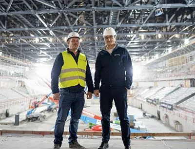 Christian Deser (links), Projektleiter bei Claus Heinemann Elektroanlagen, und Michael Forster von Siemens Smart Infrastructure, Bild: Siemens / Claus Heinemann Elektroanlagen Christian Deser (links), Projektleiter bei Claus Heinemann Elektroanlagen, und Michael Forster von Siemens Smart Infrastructure