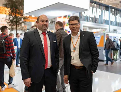 Volker Bibelhausen, Technologievorstand bei Weidmüller (r.) und Sebastian Seitz, CEO von Eplan (l.) freuen sich über die Kooperation, mit der eine Synergie aus Innovation, Expertise und Erfahrung für mehr Kundennutzen geschaffen wird, Bild: Eplan Volker Bibelhausen, Technologievorstand bei Weidmüller (r.) und Sebastian Seitz, CEO von Eplan (l.) freuen sich über die Kooperation, mit der eine Synergie aus Innovation, Expertise und Erfahrung für mehr Kundennutzen geschaffen wird.